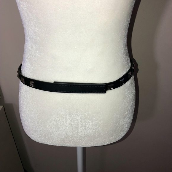 Black LEATHER Metallic Studded No Buckle Belt - Picture 3 of 8